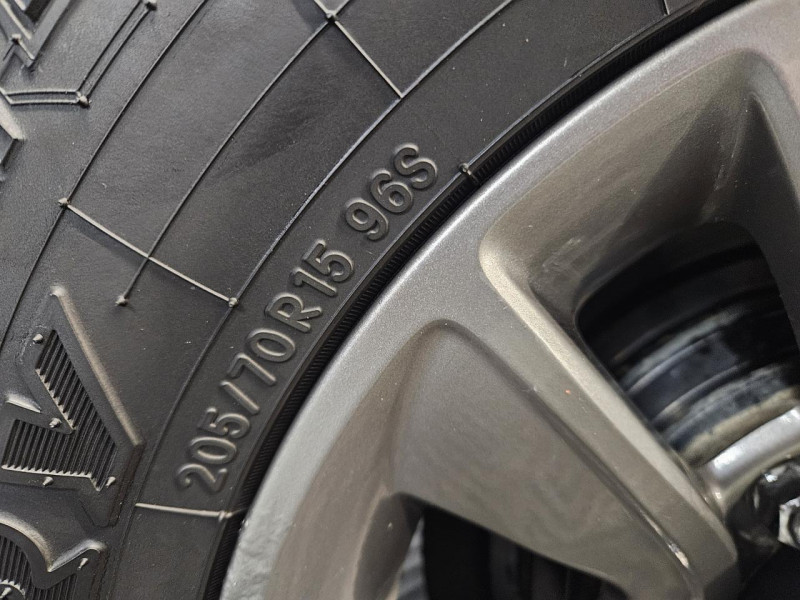 Photo 37 de l'offre de SUZUKI JIMNY  1.3 VVT 85 BVM5 JLX à 14990€ chez MKP Distribution