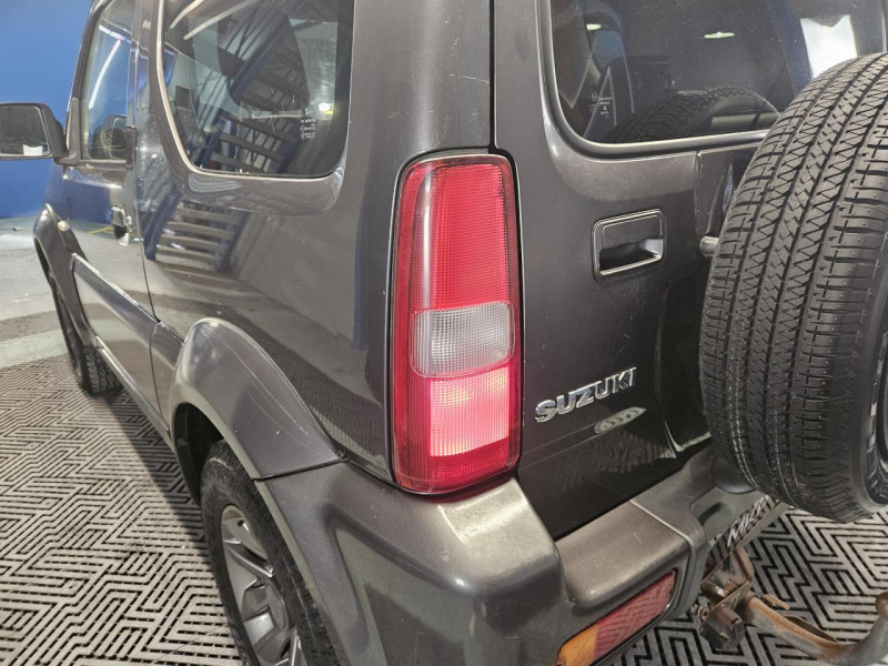 Photo 38 de l'offre de SUZUKI JIMNY  1.3 VVT 85 BVM5 JLX à 14990€ chez MKP Distribution