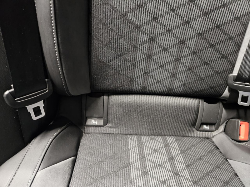 Photo 38 de l'offre de VOLKSWAGEN GOLF 2.0 TDI 150 DSG R-LINE à 22490€ chez MKP Distribution
