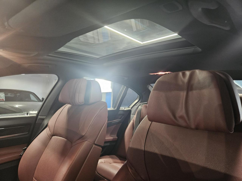 Photo 36 de l'offre de BMW SERIE 7 3.0 740dA xDrive 306 Exclusive BVA   à 25990€ chez MKP Distribution
