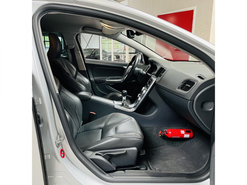 Photo 13 de l'offre de VOLVO V60  D2 115 ch Stop&Start Ocean Race à 13490€ chez Occasions Champenoises