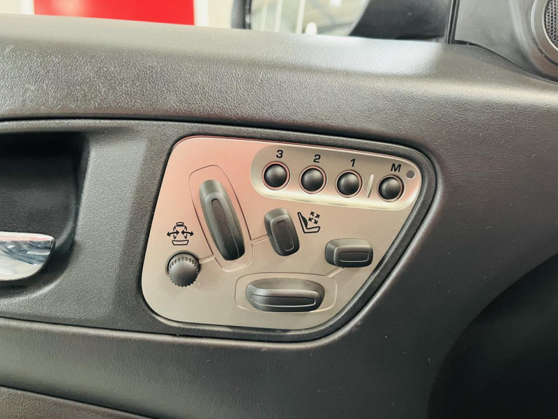 Photo 10 de l'offre de JAGUAR XK  Coupé V8 3.5 258 BVA 6 à 23990€ chez Occasions Champenoises