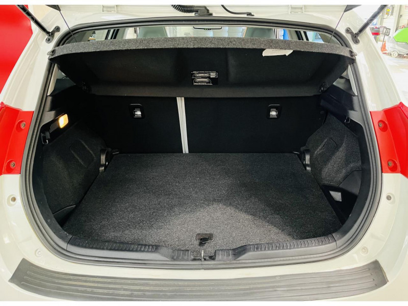 Photo 12 de l'offre de TOYOTA AURIS Hybride 136h CVT Style à 12990€ chez Occasions Champenoises