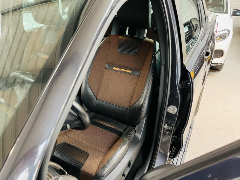 Photo 10 de l'offre de FORD RANGER DOUBLE CABINE  3.2 TDCi 200 4X4 BVA6 WILDTRAK à 29990€ chez Occasions Champenoises