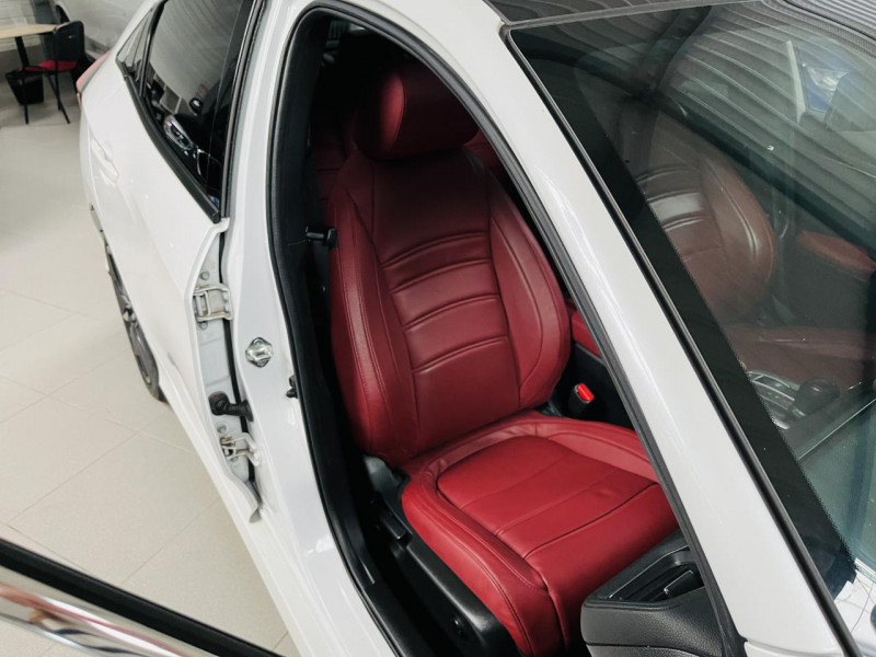 Photo 18 de l'offre de HONDA CIVIC 1.0 i-VTEC 126 CVT Exclusive Premium à 15990€ chez Occasions Champenoises