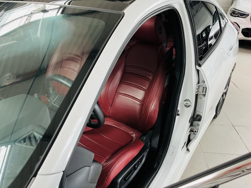 Photo 11 de l'offre de HONDA CIVIC 1.0 i-VTEC 126 CVT Exclusive Premium à 15990€ chez Occasions Champenoises