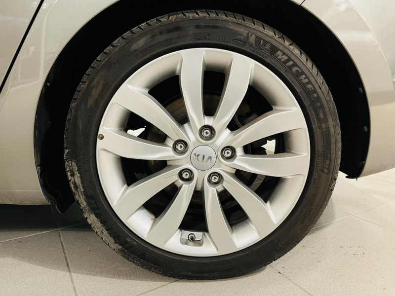 Photo 21 de l'offre de KIA CARENS 1.6 GDi 135 ch ISG Premium 7 Places à 12990€ chez Occasions Champenoises