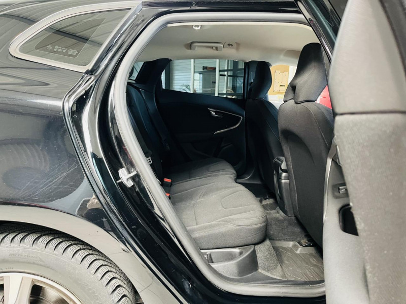 Photo 11 de l'offre de VOLVO V40 BUSINESS V40 T2 122 Momentum Business à 13990€ chez Occasions Champenoises