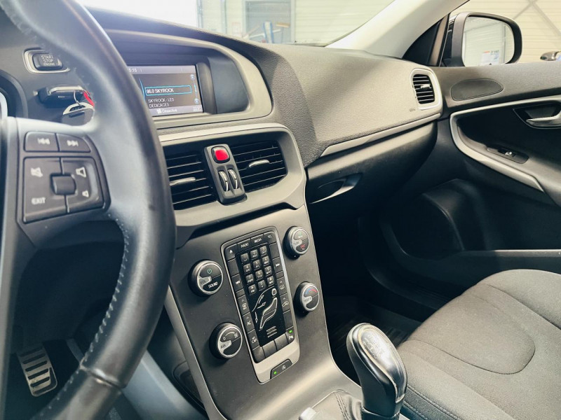 Photo 5 de l'offre de VOLVO V40 BUSINESS V40 T2 122 Momentum Business à 13990€ chez Occasions Champenoises