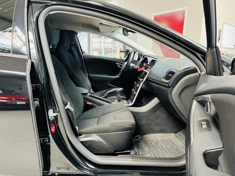 Photo 12 de l'offre de VOLVO V40 BUSINESS V40 T2 122 Momentum Business à 13990€ chez Occasions Champenoises