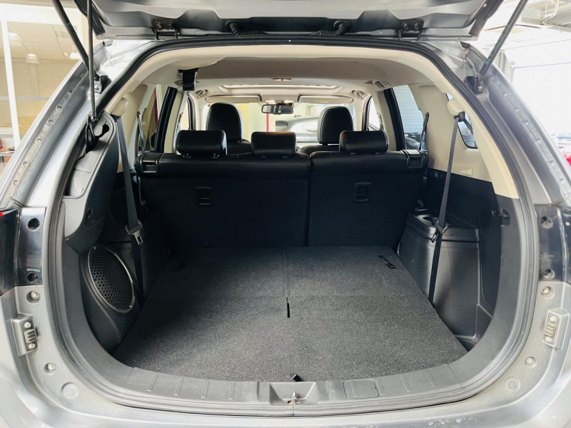 Photo 16 de l'offre de MITSUBISHI OUTLANDER 2.2 DI-D 150 4WD Instyle BVA 7 Places à 16990€ chez Occasions Champenoises