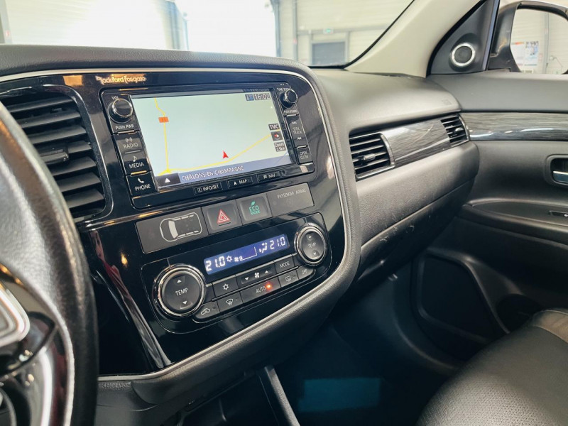 Photo 6 de l'offre de MITSUBISHI OUTLANDER 2.2 DI-D 150 4WD Instyle BVA 7 Places à 16990€ chez Occasions Champenoises