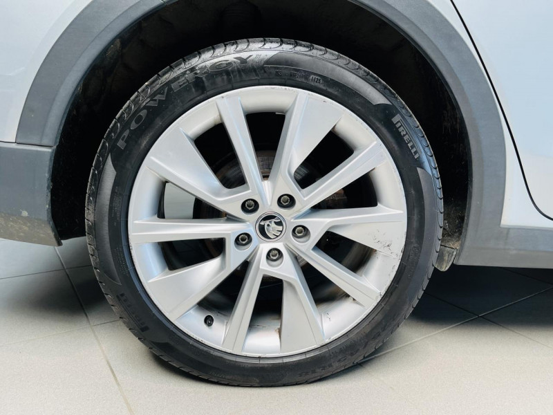 Photo 24 de l'offre de SKODA OCTAVIA COMBI 2.0 TDI 200 ch DSG7 4x4 Scout à 26990€ chez Occasions Champenoises