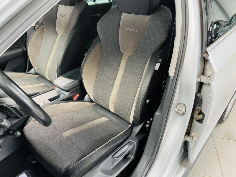 Photo 11 de l'offre de SKODA OCTAVIA COMBI 2.0 TDI 200 ch DSG7 4x4 Scout à 26990€ chez Occasions Champenoises