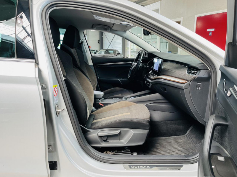 Photo 16 de l'offre de SKODA OCTAVIA COMBI 2.0 TDI 200 ch DSG7 4x4 Scout à 26990€ chez Occasions Champenoises