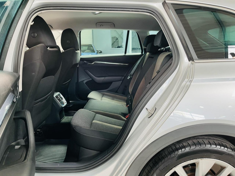 Photo 13 de l'offre de SKODA OCTAVIA COMBI 2.0 TDI 200 ch DSG7 4x4 Scout à 26990€ chez Occasions Champenoises