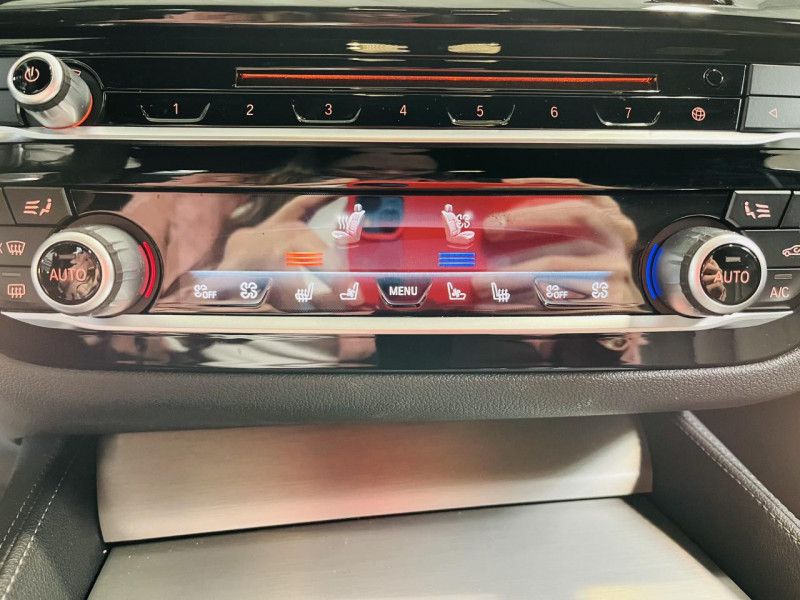 Photo 7 de l'offre de BMW SERIE 5 M550i xDrive - BVA Sport Steptronic à 39990€ chez Occasions Champenoises