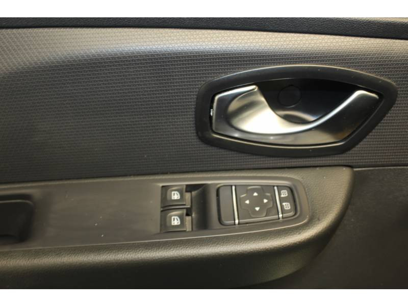 Photo 10 de l'offre de RENAULT Clio IV 1.2 16V 75 Limited à 9990€ chez Francepronet Car Center