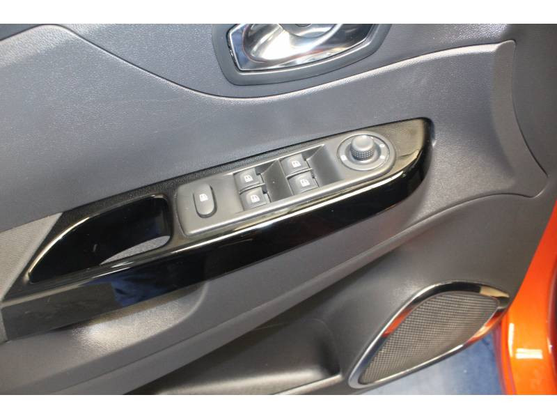 Photo 14 de l'offre de RENAULT Captur dCi 90 Energy eco² Intens à 13990€ chez Francepronet Car Center