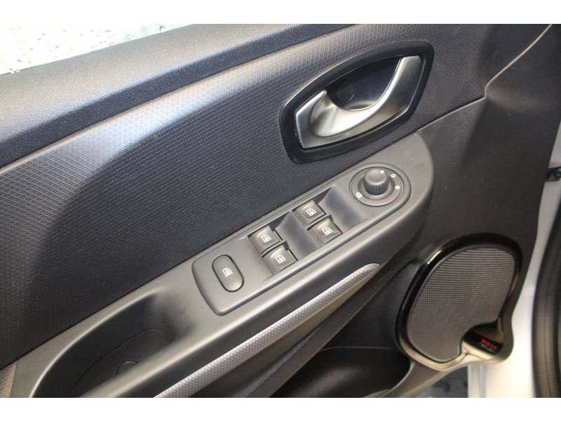 Photo 12 de l'offre de RENAULT Clio IV ESTATE dCi 90 Energy SL Iconic à 10490€ chez Francepronet Car Center