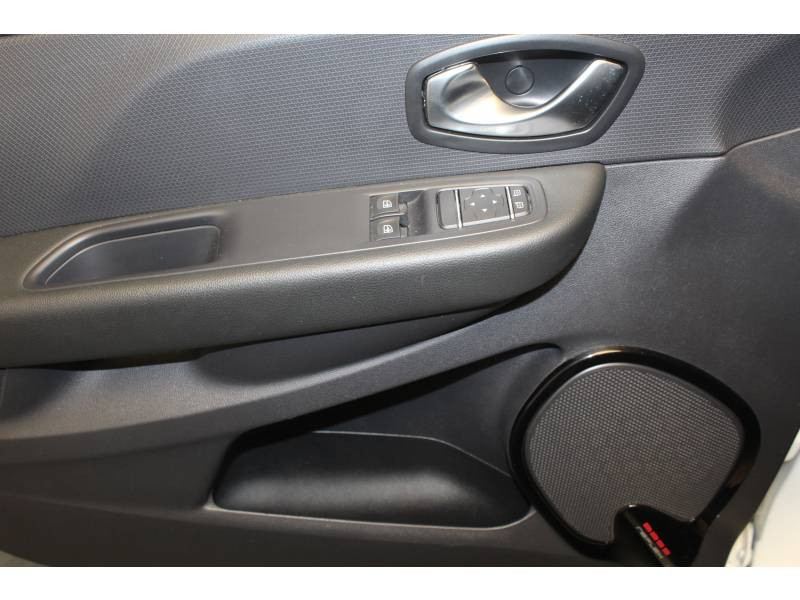 Photo 12 de l'offre de RENAULT Clio IV BUSINESS dCi 90 Energy eco2 82g à 11490€ chez Francepronet Car Center