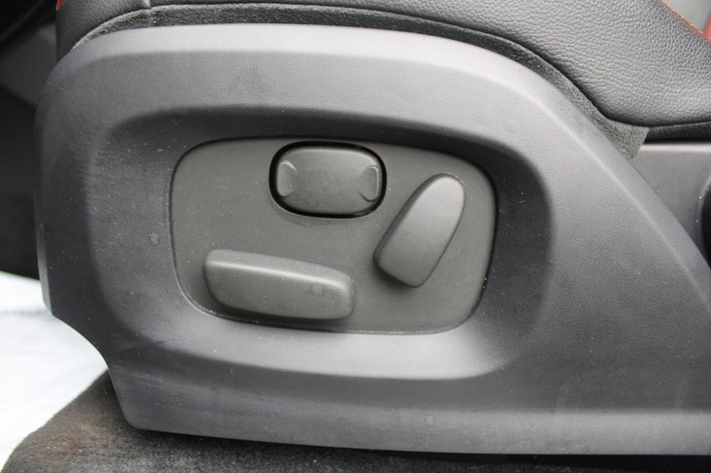 Photo 14 de l'offre de LAND-ROVER EVOQUE 2L2 TD4 DYNAMIC 4X4 LUXE 150 CV BOITE AUTO CUIR BICOLOR GPS USB JA 19 REGULATEUR à 18900€ chez Bougel transactions