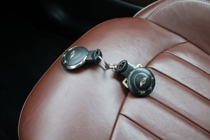 Photo 18 de l'offre de MINI PACEMAN COOPER 122 CV ESSENCE CLIM CUIR SPORT AUDIO TOIT OUVRANT PANO JA 17 RÃGULATEUR à 13990€ chez Bougel transactions