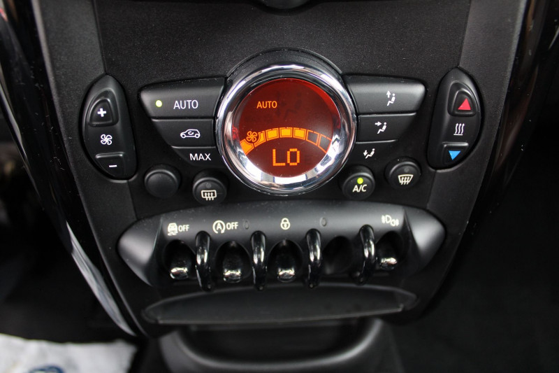 Photo 16 de l'offre de MINI PACEMAN COOPER 122 CV ESSENCE CLIM CUIR SPORT AUDIO TOIT OUVRANT PANO JA 17 RÃGULATEUR à 13990€ chez Bougel transactions