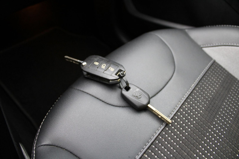 Photo 15 de l'offre de PEUGEOT 2008 II 1L5 BLUEHDI 100 CV ALLURE GPS USB MI CUIR REGULATEUR BLUETOOTH JA 17  CLIM AUTO à 13200€ chez Bougel transactions