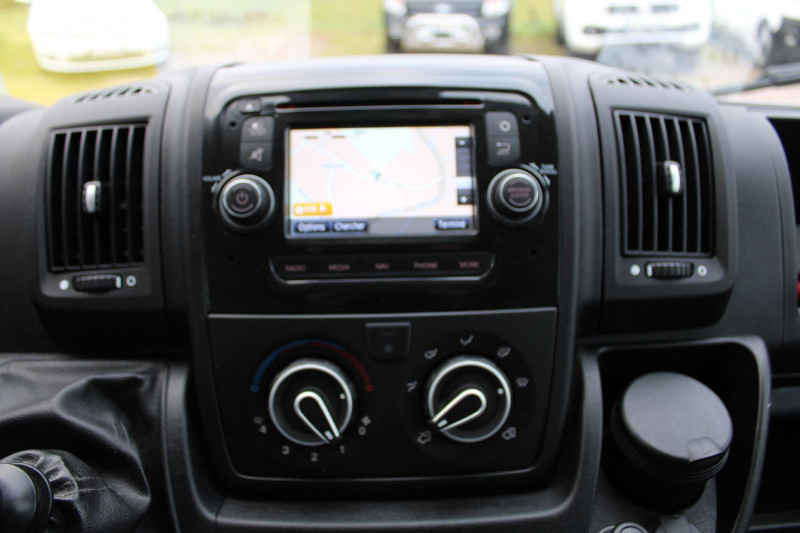 Photo 13 de l'offre de CITROEN JUMPER PLATEAU GPS 3D PLATEAU=3M30 "7 PLACES" 2L HDI 160 CV ATTELAGE BLUETOOTH TVA=18250 E HT à 21900€ chez Bougel transactions