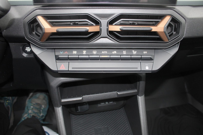 Photo 15 de l'offre de DACIA DUSTER VI EXTREME TCE 130 CV "4X4" GPS 3D I-COKPIT CAMÃRA 360Â° JA 17 FULL LED PACK HIVER à 27990€ chez Bougel transactions