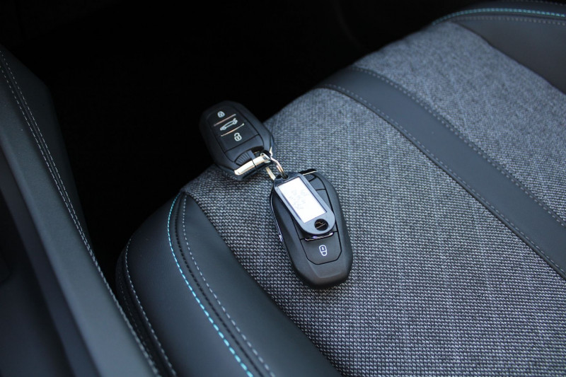 Photo 15 de l'offre de PEUGEOT 408 HYBRID 136 CV ALLURE DSC6 BOITE AUTO CAMÃRA GRAND GPS 3D CUIR  JA 19  FULL LEDS à 27900€ chez Bougel transactions