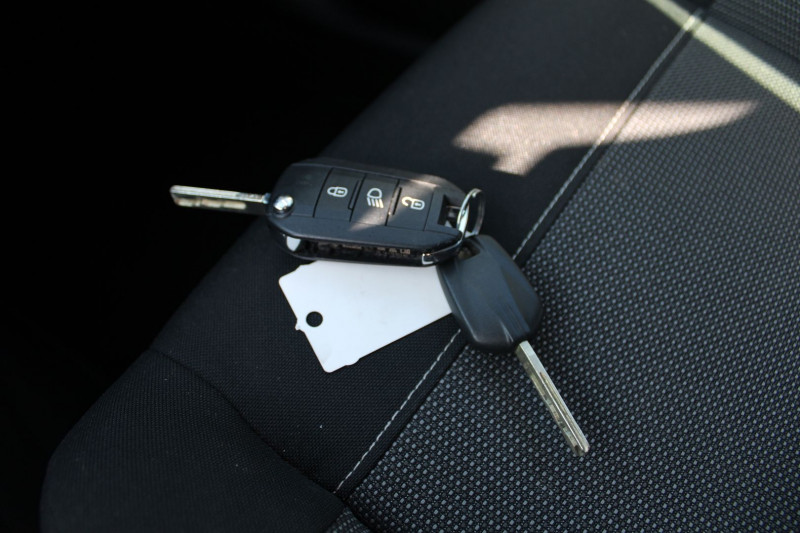 Photo 13 de l'offre de CITROEN C3 AIRCROSS FEEL BUSINESS BLUE HDI 100 CV GPS 3D CLIM AUDIO USB RADAR BLUETOOTH RÃGULATEUR à 12990€ chez Bougel transactions