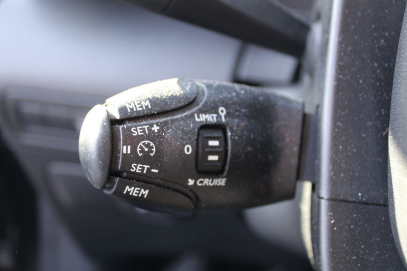 Photo 10 de l'offre de CITROEN C3 AIRCROSS FEEL BUSINESS BLUE HDI 100 CV GPS 3D CLIM AUDIO USB RADAR BLUETOOTH RÃGULATEUR à 12990€ chez Bougel transactions