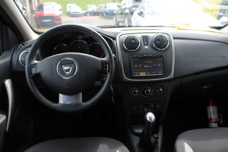 Photo 9 de l'offre de DACIA SANDERO III STEPWAY DCI 90 GPS MÃDIA USB LEDS ABS RÃGULATEUR BLUETOOTH RADARS CLIMAT DIESEL à 10500€ chez Bougel transactions