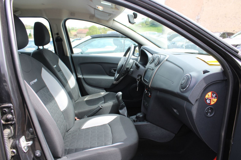 Photo 7 de l'offre de DACIA SANDERO III STEPWAY DCI 90 GPS MÃDIA USB LEDS ABS RÃGULATEUR BLUETOOTH RADARS CLIMAT DIESEL à 10500€ chez Bougel transactions