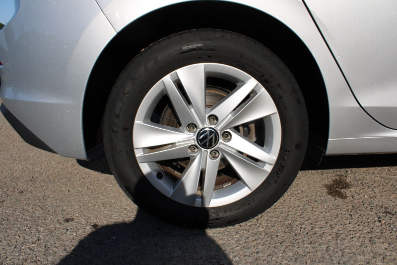 Photo 7 de l'offre de VOLKSWAGEN GOLF 8 1.5 ETSI OPF 150CH STYLE DSG7 CAMÃRA GPS 3D BOITE AUTO à 23900€ chez Bougel transactions