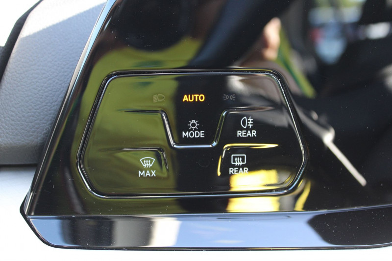 Photo 17 de l'offre de VOLKSWAGEN GOLF 8 1.5 ETSI OPF 150CH STYLE DSG7 CAMÃRA GPS 3D BOITE AUTO à 23900€ chez Bougel transactions