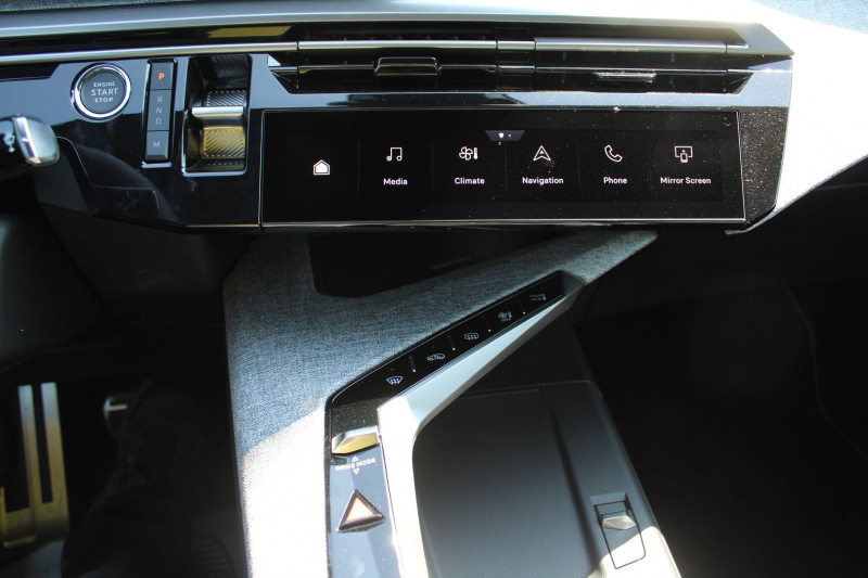 Photo 19 de l'offre de PEUGEOT 5008 PHASE 5 GT 145 CV HYBRIDE "7 PLACES" GPS 3D CAMÃRA USB JA 19 I-COKPIT BOITE AUTO DCS-6 à 36990€ chez Bougel transactions