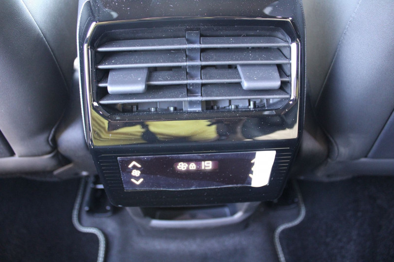 Photo 12 de l'offre de PEUGEOT 5008 PHASE 5 GT 145 CV HYBRIDE "7 PLACES" GPS 3D CAMÃRA USB JA 19 I-COKPIT BOITE AUTO DCS-6 à 36990€ chez Bougel transactions