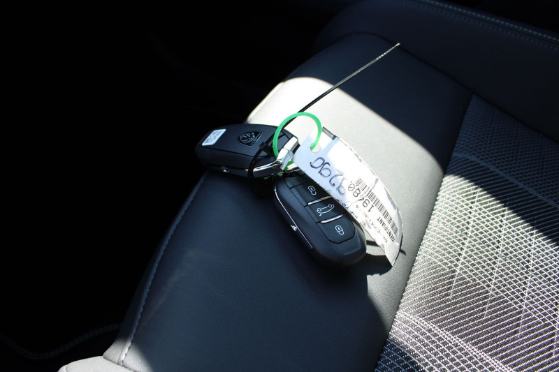 Photo 18 de l'offre de PEUGEOT 5008 PHASE 5 GT 145 CV HYBRIDE "7 PLACES" GPS 3D CAMÃRA USB JA 19 I-COKPIT BOITE AUTO DCS-6 à 36990€ chez Bougel transactions