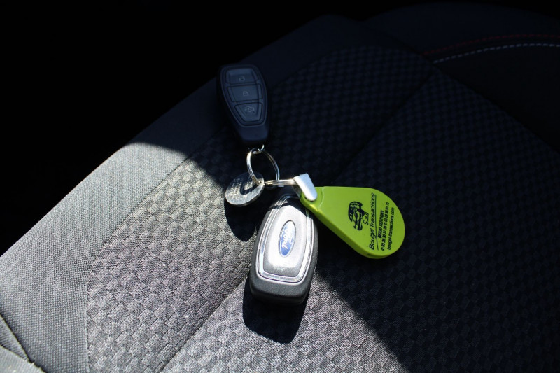 Photo 14 de l'offre de FORD FIESTA ST-LINE SPORT 140 CV ECOBOOST GPS 3D ANDOID USB JA 17 RADAR BLUETOOTH RÃGULATEUR à 12990€ chez Bougel transactions