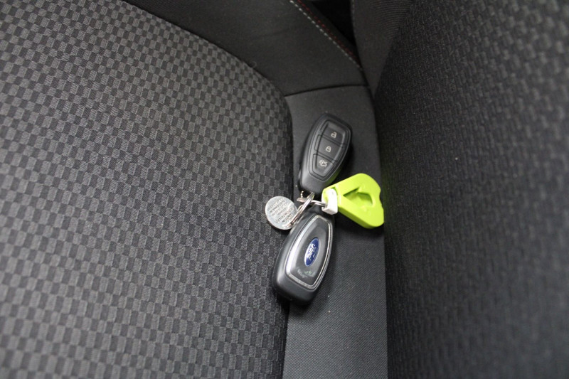 Photo 16 de l'offre de FORD FIESTA ST-LINE SPORT 140 CV ECOBOOST GPS 3D ANDOID USB JA 17 RADAR BLUETOOTH RÃGULATEUR à 12990€ chez Bougel transactions