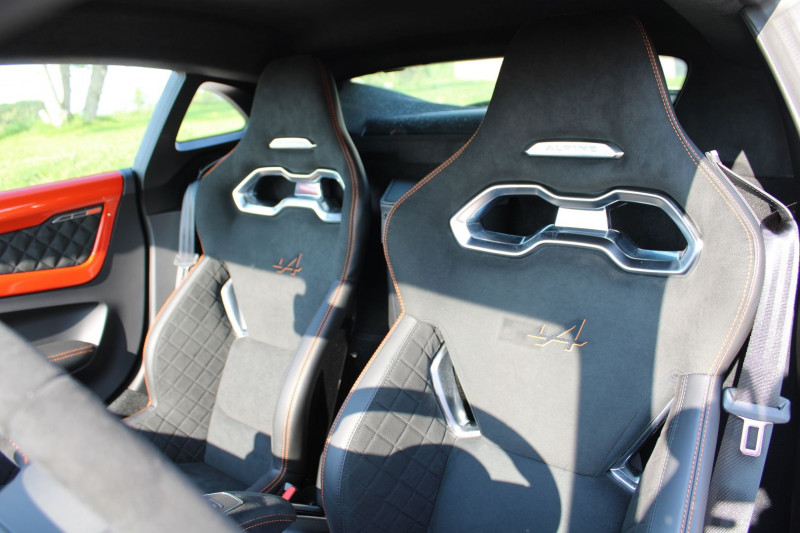 Photo 10 de l'offre de ALPINE A110 TURBO "S" 300 CV "PACK AERO" I-COKPIT RE TOIT CARBONE JA 18 BOITE AUTO+ PALETTES à 85000€ chez Bougel transactions