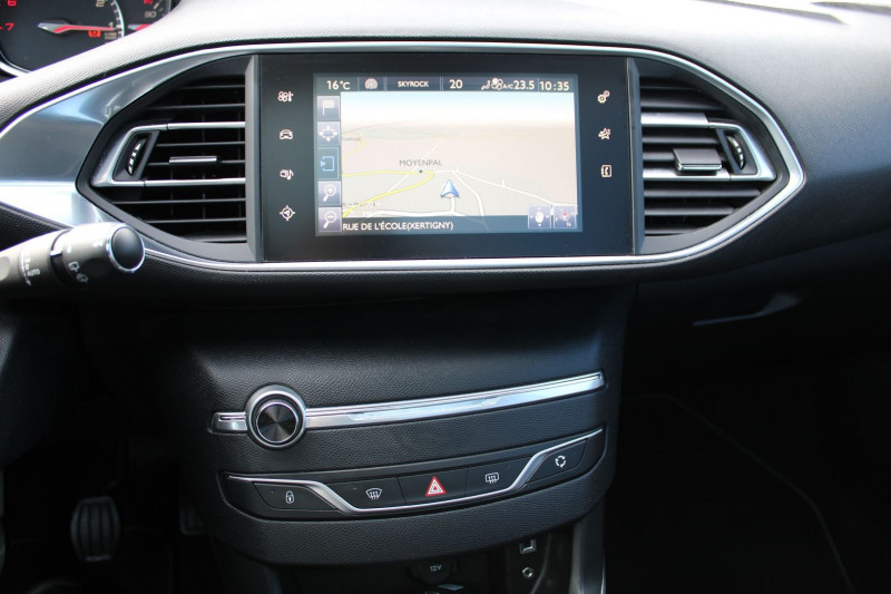 Photo 12 de l'offre de PEUGEOT 308 II FELINE 130 CV ESSENCE GPS 3D FULL LED TOIT PANO JA 17 AUDIO USB RADAR RÃGULATEUR à 12990€ chez Bougel transactions
