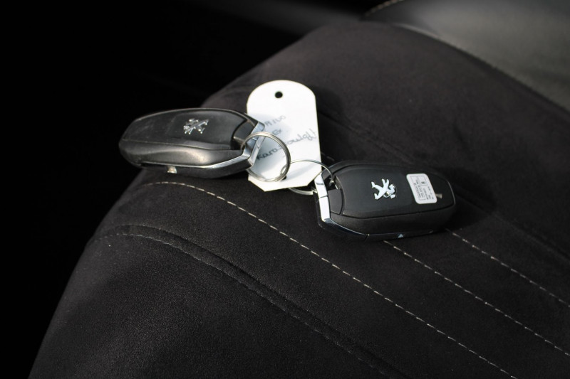 Photo 17 de l'offre de PEUGEOT 308 II FELINE 130 CV ESSENCE GPS 3D FULL LED TOIT PANO JA 17 AUDIO USB RADAR RÃGULATEUR à 12990€ chez Bougel transactions