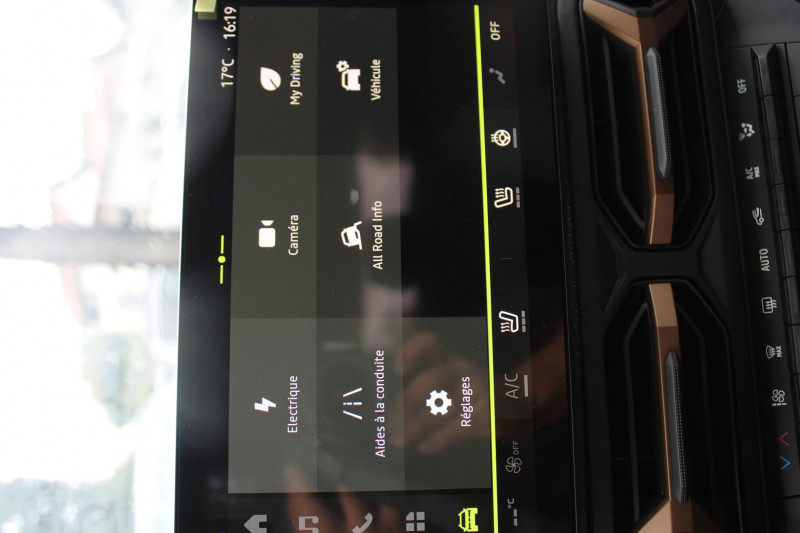 Photo 11 de l'offre de DACIA DUSTER VI EXTREME 140 CV HYBRIDE GPS 3D JA 18 CAMÃRA 360Â° USB I-COKPIT FULL LED BOITE AUTO à 27990€ chez Bougel transactions