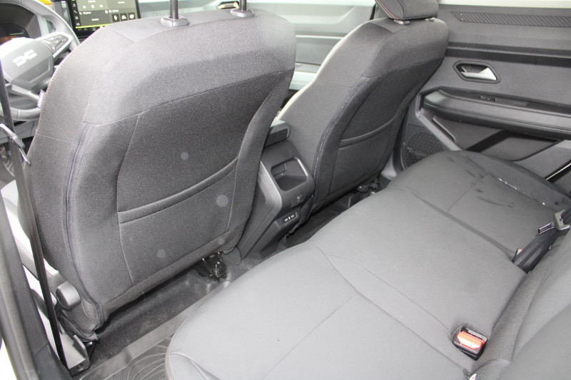Photo 8 de l'offre de DACIA DUSTER VI EXTREME 140 CV HYBRIDE GPS 3D JA 18 CAMÃRA 360Â° USB I-COKPIT FULL LED BOITE AUTO à 27990€ chez Bougel transactions