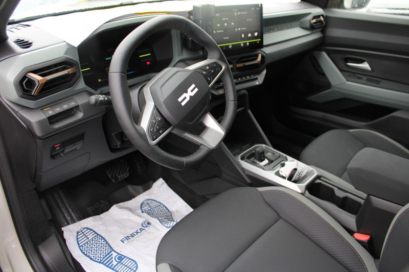 Photo 7 de l'offre de DACIA DUSTER VI EXTREME 140 CV HYBRIDE GPS 3D JA 18 CAMÃRA 360Â° USB I-COKPIT FULL LED BOITE AUTO à 27990€ chez Bougel transactions