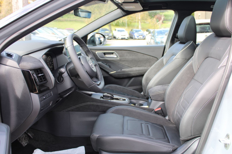 Photo 8 de l'offre de NISSAN QASHQAI VI N-DESIGN E-POWER 190 CV HYBRIDE GPS 3D I-COKPIT TOIT PANO JA 20 BOITE AUTO CVT à 34990€ chez Bougel transactions